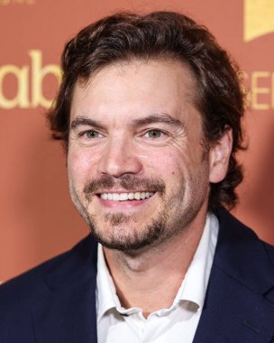 Amerikalı aktör Emile Hirsch, Nicole Avant ve Ted Sarandos 'un evlerinde tutulan ve koruyucu ailelerden ayrılan gençlerin ilk evlerini kurarak evsizliği önlemeye yardımcı olmak için yıllık A Sense of Home Gala 2023' e geliyor.