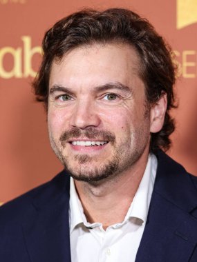 Amerikalı aktör Emile Hirsch, Nicole Avant ve Ted Sarandos 'un evlerinde tutulan ve koruyucu ailelerden ayrılan gençlerin ilk evlerini kurarak evsizliği önlemeye yardımcı olmak için yıllık A Sense of Home Gala 2023' e geliyor.