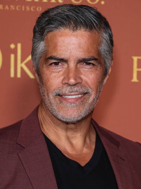 Amerikalı aktör Esai Morales, Nicole Avant ve Ted Sarandos 'un evlerinde tutulan ve koruyucu ailelerden ayrılan gençlerin ilk evlerini kurarak evsizliği önlemeye yardımcı olmak için yıllık A Sense of Home Gala 2023' e geldi.
