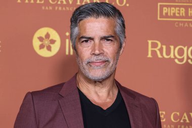 Amerikalı aktör Esai Morales, Nicole Avant ve Ted Sarandos 'un evlerinde tutulan ve koruyucu ailelerden ayrılan gençlerin ilk evlerini kurarak evsizliği önlemeye yardımcı olmak için yıllık A Sense of Home Gala 2023' e geldi.