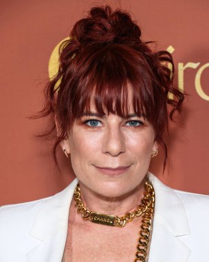 Amerikan DJ 'i Michelle Pesce, Nicole Avant ve Ted Sarandos' un evlerinde tutulan koruyucu aile ve gençlik yaşlıları için ilk evleri yaratarak evsizliği önlemeye yardımcı olmak amacıyla yıllık A Sense of Home Gala 2023 'e geliyor. 