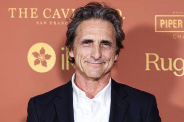 Amerikalı film yapımcısı Lawrence Bender, Nicole Avant 'ın evinde tutulan ve koruyucu aile dışında yaşlanan gençler için ilk evleri oluşturarak evsizliği önlemeye yardımcı olmak için yıllık A Sense of Home Gala 2023' e geliyor. 