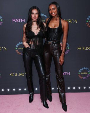 Kelsey Merritt ve Jasmine Tookes, Solisca Tekila ve PATH Water tarafından sunulan Darren Dzienciol 'un Pop Icons Cadılar Bayramı Partisi 2023' e 27 Ekim 2023 'te Beverly Hills, Los Angeles, Kaliforniya, ABD' deki özel bir konutta geldiler..