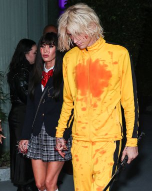 Megan Fox ve Makineli Tüfek Kelly (Colson Baker), 27 Ekim 2023 'te Beverly Hills, Los Angeles, Kaliforniya, ABD' deki özel bir konutta düzenlenen Solisca Tekila ve PATH Water tarafından sunulan Darren Dzienciol 'un Pop Icons Halloween Party 2023' e geldiler..