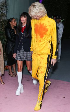 Megan Fox ve Makineli Tüfek Kelly (Colson Baker), 27 Ekim 2023 'te Beverly Hills, Los Angeles, Kaliforniya, ABD' deki özel bir konutta düzenlenen Solisca Tekila ve PATH Water tarafından sunulan Darren Dzienciol 'un Pop Icons Halloween Party 2023' e geldiler..
