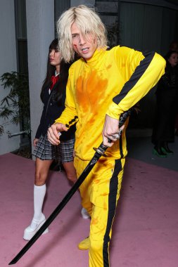 Megan Fox ve Makineli Tüfek Kelly (Colson Baker), 27 Ekim 2023 'te Beverly Hills, Los Angeles, Kaliforniya, ABD' deki özel bir konutta düzenlenen Solisca Tekila ve PATH Water tarafından sunulan Darren Dzienciol 'un Pop Icons Halloween Party 2023' e geldiler..