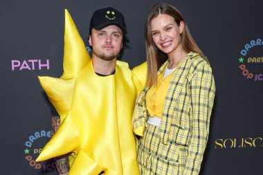 Alexander DeLeon (Bohnes) ve Josephine Skriver, 27 Ekim 2023 'te Beverly Hills, Los Angeles, Kaliforniya, ABD' deki özel bir konutta düzenlenen Solisca Tekila ve PATH Water tarafından sunulan Darren Dzienciol 'un Pop Icons Halloween Party 2023' e geldiler..