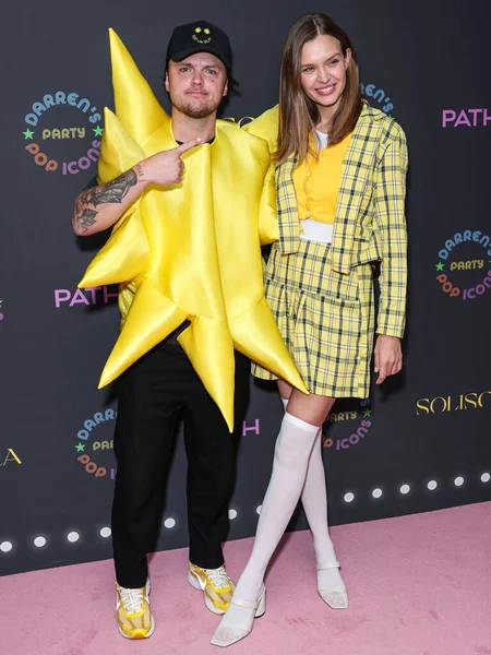 Alexander DeLeon (Bohnes) ve Josephine Skriver, 27 Ekim 2023 'te Beverly Hills, Los Angeles, Kaliforniya, ABD' deki özel bir konutta düzenlenen Solisca Tekila ve PATH Water tarafından sunulan Darren Dzienciol 'un Pop Icons Halloween Party 2023' e geldiler..