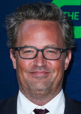 Matthew Perry 54 yaşında öldü. Matthew Perry öldü. 54 yaşındaydı. En çok Friends 'te Chandler Bing' i oynayan aktör 28 Ekim 2023 Cumartesi günü Los Angeles 'taki bir evde ölü bulundu. BATI Hollywood, LOS ANGELES, CALIFORNIA