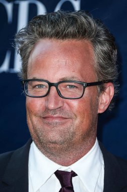 Matthew Perry 54 yaşında öldü. Matthew Perry öldü. 54 yaşındaydı. En çok Friends 'te Chandler Bing' i oynayan aktör 28 Ekim 2023 Cumartesi günü Los Angeles 'taki bir evde ölü bulundu. BATI Hollywood, LOS ANGELES, CALIFORNIA