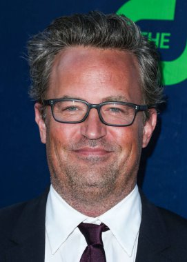 Matthew Perry 54 yaşında öldü. Matthew Perry öldü. 54 yaşındaydı. En çok Friends 'te Chandler Bing' i oynayan aktör 28 Ekim 2023 Cumartesi günü Los Angeles 'taki bir evde ölü bulundu. BATI Hollywood, LOS ANGELES, CALIFORNIA