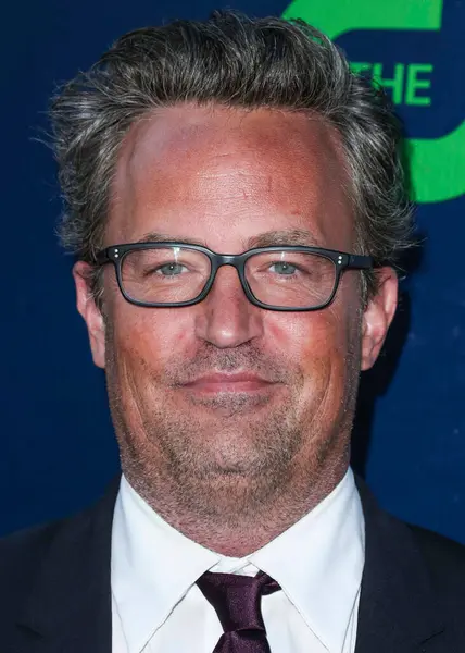 Matthew Perry 54 yaşında öldü. Matthew Perry öldü. 54 yaşındaydı. En çok Friends 'te Chandler Bing' i oynayan aktör 28 Ekim 2023 Cumartesi günü Los Angeles 'taki bir evde ölü bulundu. BATI Hollywood, LOS ANGELES, CALIFORNIA