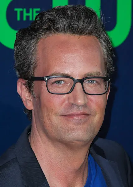 Matthew Perry 54 yaşında öldü. Matthew Perry öldü. 54 yaşındaydı. En çok Friends 'te Chandler Bing' i oynayan aktör 28 Ekim 2023 Cumartesi günü Los Angeles 'taki bir evde ölü bulundu. BATI Hollywood, LOS ANGELES, CALIFORNIA