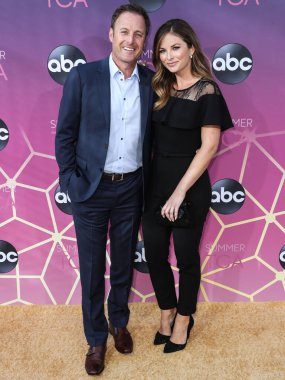 (Chris Harrison ve Lauren Zima, 5 Ağustos 2019 'da Batı Hollywood' daki Soho House West Hollywood, Los Angeles, Kaliforniya, ABD 'de düzenlenen TCA Yaz Basın Turu All-Star Party 2019' a geldiler.