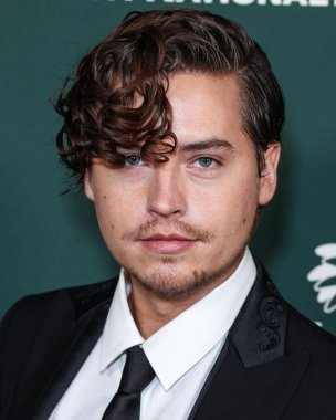 Cole Sprouse, Paul Mitchell tarafından sunulan 2023 Bebek Galası 'na 11 Kasım 2023 tarihinde Batı Hollywood, Los Angeles, Kaliforniya, ABD' de gerçekleştirilen Pasifik Tasarım Merkezi 'nde ulaşır..