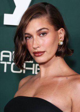 Anthony Vaccarello 'nun giydiği Saint Laurent giysisiyle Hailey Rhode Baldwin Bieber, 11 Kasım 2023' te Batı Hollywood, Los Angeles, Kaliforniya, ABD 'de gerçekleştirilen Pasifik Tasarım Merkezi' nde Paul Mitchell tarafından sunulan 2023 Bebek Galasına ulaştı..