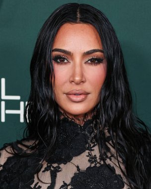 Balenciaga FW23 RTW giyen Kim Kardashian, 11 Kasım 2023 tarihinde Batı Hollywood, Los Angeles, Kaliforniya, ABD 'de gerçekleştirilen Pasifik Tasarım Merkezi' nde Paul Mitchell tarafından sunulan 2023 Bebek Galası 'na ulaştı..