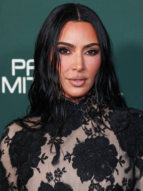 Balenciaga FW23 RTW giyen Kim Kardashian, 11 Kasım 2023 tarihinde Batı Hollywood, Los Angeles, Kaliforniya, ABD 'de gerçekleştirilen Pasifik Tasarım Merkezi' nde Paul Mitchell tarafından sunulan 2023 Bebek Galası 'na ulaştı..