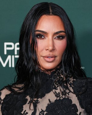 Balenciaga FW23 RTW giyen Kim Kardashian, 11 Kasım 2023 tarihinde Batı Hollywood, Los Angeles, Kaliforniya, ABD 'de gerçekleştirilen Pasifik Tasarım Merkezi' nde Paul Mitchell tarafından sunulan 2023 Bebek Galası 'na ulaştı..