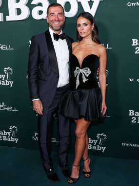 Mason Morfit ve Jordana Brewster, 11 Kasım 2023 'te Batı Hollywood, Los Angeles, Kaliforniya, ABD' de bulunan Pasifik Tasarım Merkezi 'nde Paul Mitchell tarafından sunulan 2023 Bebek Galası' na geldiler..