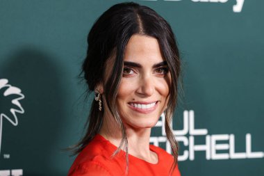 Monique Lhuillier FW23 RTW giyen ve Tyler Ellis debriyajı taşıyan Nikki Reed, 11 Kasım 2023 'te West Hollywood, Los Angeles, Kaliforniya, United St St