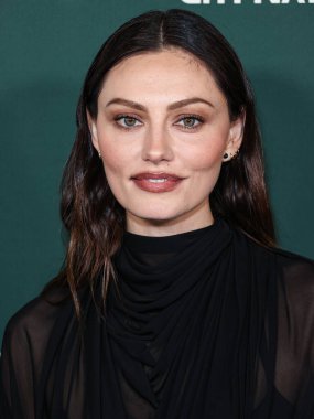 Phoebe Tonkin, Paul Mitchell tarafından sunulan 2023 Bebek Galası 'na 11 Kasım 2023' te Batı Hollywood, Los Angeles, Kaliforniya 'da gerçekleştirilen Pasifik Tasarım Merkezi' nde ulaşır.. 