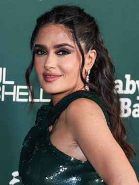 Salma Hayek Pinault, 11 Kasım 2023 'te Batı Hollywood, Los Angeles, Kaliforniya, ABD' de bulunan Pasifik Tasarım Merkezi 'nde Paul Mitchell tarafından sunulan 2023 Bebek Galası' na ulaşır..