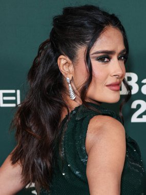 Salma Hayek Pinault, 11 Kasım 2023 'te Batı Hollywood, Los Angeles, Kaliforniya, ABD' de bulunan Pasifik Tasarım Merkezi 'nde Paul Mitchell tarafından sunulan 2023 Bebek Galası' na ulaşır..
