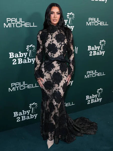 Balenciaga FW23 RTW giyen Kim Kardashian, 11 Kasım 2023 tarihinde Batı Hollywood, Los Angeles, Kaliforniya, ABD 'de gerçekleştirilen Pasifik Tasarım Merkezi' nde Paul Mitchell tarafından sunulan 2023 Bebek Galası 'na ulaştı..