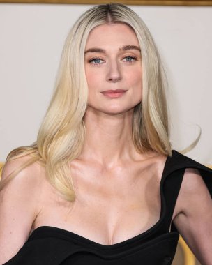 Avustralyalı aktris Elizabeth Debicki bir Bottega Veneta elbisesi, Manolo Blahnik ayakkabıları ve Calzedonia taytları giyerek Netflix 'in 