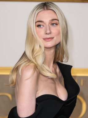 Avustralyalı aktris Elizabeth Debicki bir Bottega Veneta elbisesi, Manolo Blahnik ayakkabıları ve Calzedonia taytları giyerek Netflix 'in 
