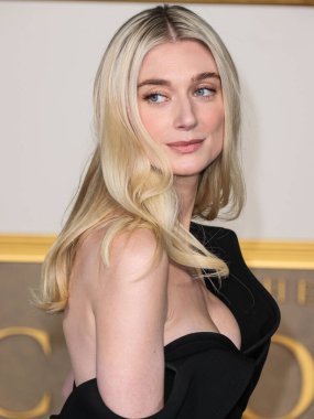 Avustralyalı aktris Elizabeth Debicki bir Bottega Veneta elbisesi, Manolo Blahnik ayakkabıları ve Calzedonia taytları giyerek Netflix 'in 