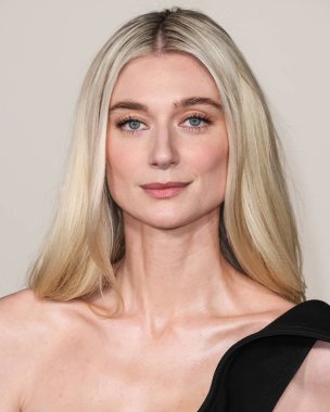Avustralyalı aktris Elizabeth Debicki bir Bottega Veneta elbisesi, Manolo Blahnik ayakkabıları ve Calzedonia taytları giyerek Netflix 'in 