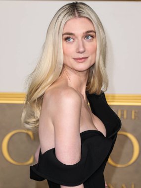 Avustralyalı aktris Elizabeth Debicki bir Bottega Veneta elbisesi, Manolo Blahnik ayakkabıları ve Calzedonia taytları giyerek Netflix 'in 