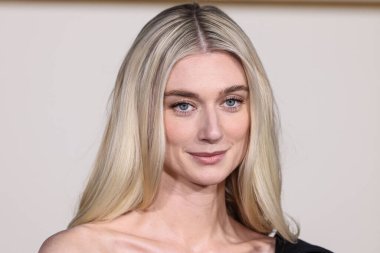 Avustralyalı aktris Elizabeth Debicki bir Bottega Veneta elbisesi, Manolo Blahnik ayakkabıları ve Calzedonia taytları giyerek Netflix 'in 