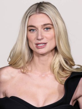 Avustralyalı aktris Elizabeth Debicki bir Bottega Veneta elbisesi, Manolo Blahnik ayakkabıları ve Calzedonia taytları giyerek Netflix 'in 