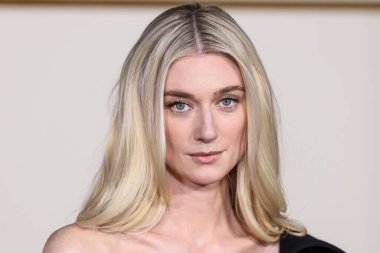 Avustralyalı aktris Elizabeth Debicki bir Bottega Veneta elbisesi, Manolo Blahnik ayakkabıları ve Calzedonia taytları giyerek Netflix 'in 