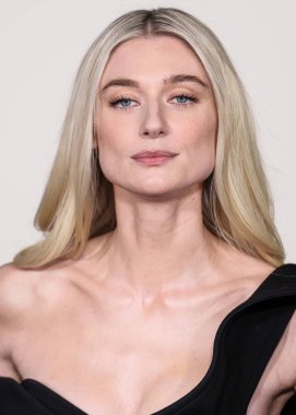 Avustralyalı aktris Elizabeth Debicki bir Bottega Veneta elbisesi, Manolo Blahnik ayakkabıları ve Calzedonia taytları giyerek Netflix 'in 