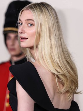Avustralyalı aktris Elizabeth Debicki bir Bottega Veneta elbisesi, Manolo Blahnik ayakkabıları ve Calzedonia taytları giyerek Netflix 'in 
