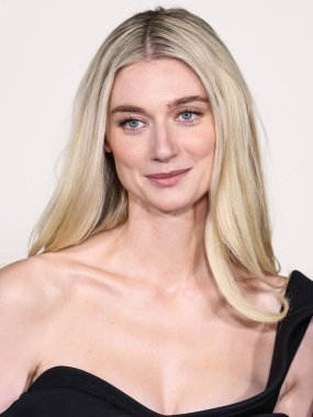 Avustralyalı aktris Elizabeth Debicki bir Bottega Veneta elbisesi, Manolo Blahnik ayakkabıları ve Calzedonia taytları giyerek Netflix 'in 