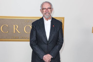 Galli aktör Jonathan Pryce, Netflix 'in' The Crown 'dizisinin Los Angeles Premiere' ine 12 Kasım 2023 'te Westwood, Los Angeles, Kaliforniya' da Regency Village Theatre 'da düzenlenen 6..