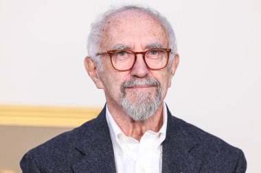 Galli aktör Jonathan Pryce, Netflix 'in' The Crown 'dizisinin Los Angeles Premiere' ine 12 Kasım 2023 'te Westwood, Los Angeles, Kaliforniya' da Regency Village Theatre 'da düzenlenen 6..