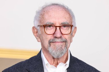 Galli aktör Jonathan Pryce, Netflix 'in' The Crown 'dizisinin Los Angeles Premiere' ine 12 Kasım 2023 'te Westwood, Los Angeles, Kaliforniya' da Regency Village Theatre 'da düzenlenen 6..