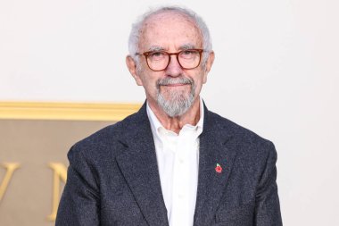 Galli aktör Jonathan Pryce, Netflix 'in' The Crown 'dizisinin Los Angeles Premiere' ine 12 Kasım 2023 'te Westwood, Los Angeles, Kaliforniya' da Regency Village Theatre 'da düzenlenen 6..