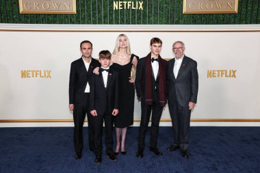 Khalid Abdalla, Fflyn Edwards, Elizabeth Debicki, Rufus Kampa ve Jonathan Pryce Netflix 'in' The Crown 'sezonunun Los Angeles Premiere' ine 12 Kasım 2023 'te Westwood, LA, ABD' deki Regency Village Theatre 'da düzenlenen 6..