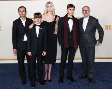 Khalid Abdalla, Fflyn Edwards, Elizabeth Debicki, Rufus Kampa ve Jonathan Pryce Netflix 'in' The Crown 'sezonunun Los Angeles Premiere' ine 12 Kasım 2023 'te Westwood, LA, ABD' deki Regency Village Theatre 'da düzenlenen 6..