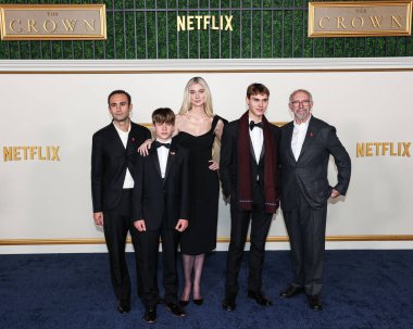 Khalid Abdalla, Fflyn Edwards, Elizabeth Debicki, Rufus Kampa ve Jonathan Pryce Netflix 'in' The Crown 'sezonunun Los Angeles Premiere' ine 12 Kasım 2023 'te Westwood, LA, ABD' deki Regency Village Theatre 'da düzenlenen 6..
