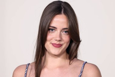 Stella McCartney elbisesi giyen İngiliz aktris Meg Bellamy, 12 Kasım 2023 'te Westwood, Los Angeles, Kaliforniya, ABD' deki Regency Village Theatre 'da düzenlenen Netflix' in 6..