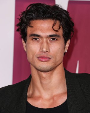 Chopard aksesuarları ile Balenciaga giyen Amerikalı aktör Charles Melton, 16 Kasım 2023 tarihinde Los Angeles, Kaliforniya, ABD 'de bulunan Akademi Sinema Müzesi' nde düzenlenen Netflix 'in Mayıs ayının galasına geldi.. 