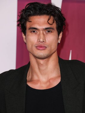 Chopard aksesuarları ile Balenciaga giyen Amerikalı aktör Charles Melton, 16 Kasım 2023 tarihinde Los Angeles, Kaliforniya, ABD 'de bulunan Akademi Sinema Müzesi' nde düzenlenen Netflix 'in Mayıs ayının galasına geldi.. 